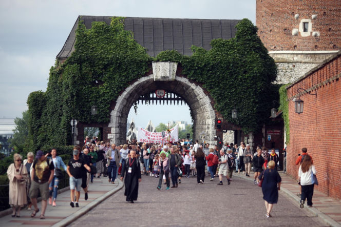 Pielgrzyma na Jasną Górę ruszyła z Krakowa. Tłumy uczestników zmierzają do Częstochowy
