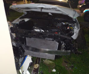 Rozbił pożyczone auto i zniszczył ogródek pani Heleny. 98-latka nie była zadowolona