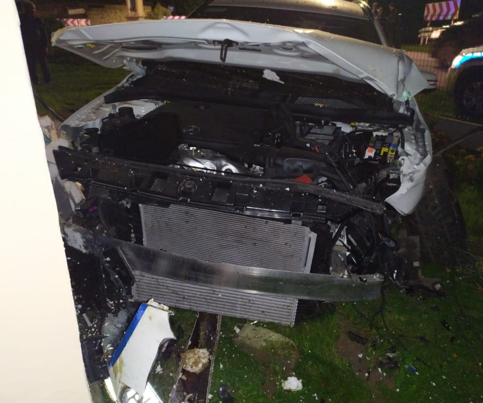 Rozbił pożyczone auto i zniszczył ogródek pani Heleny. 98-latka nie była zadowolona