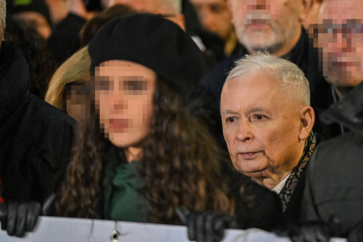 Kaczyński ściśnięty w tłoku pod pomnikiem smoleńskim