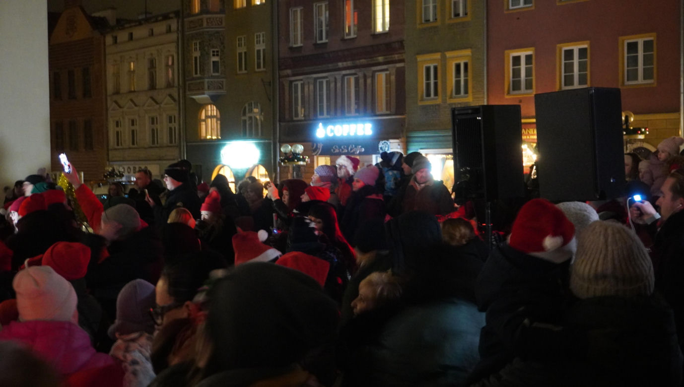 Święta w Olsztynie odpalone! Na Starym Mieście rozbłysła piękna choinka [ZDJĘCIA]