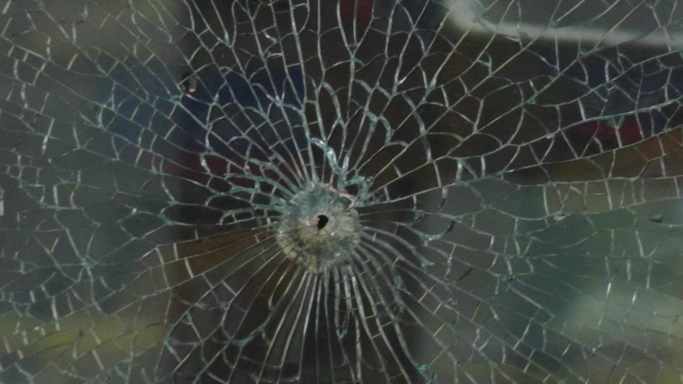 Warszawa. Autobusy miejskie ostrzelane na Marszałkowskiej. Na miejscu policja [ZDJĘCIA]