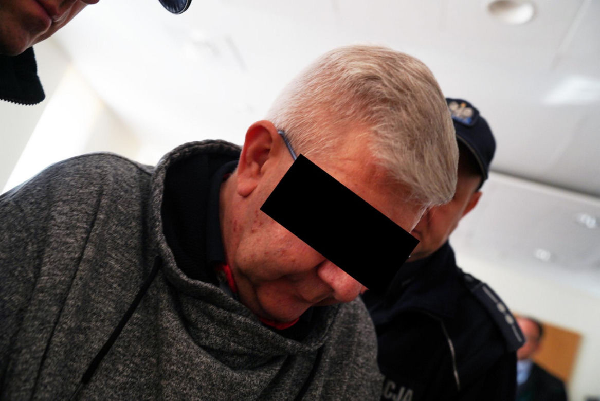 Ksiądz Mirosław porąbał siekierą i podpalił starego znajomego?! W sądzie szok: "mam dziecko"