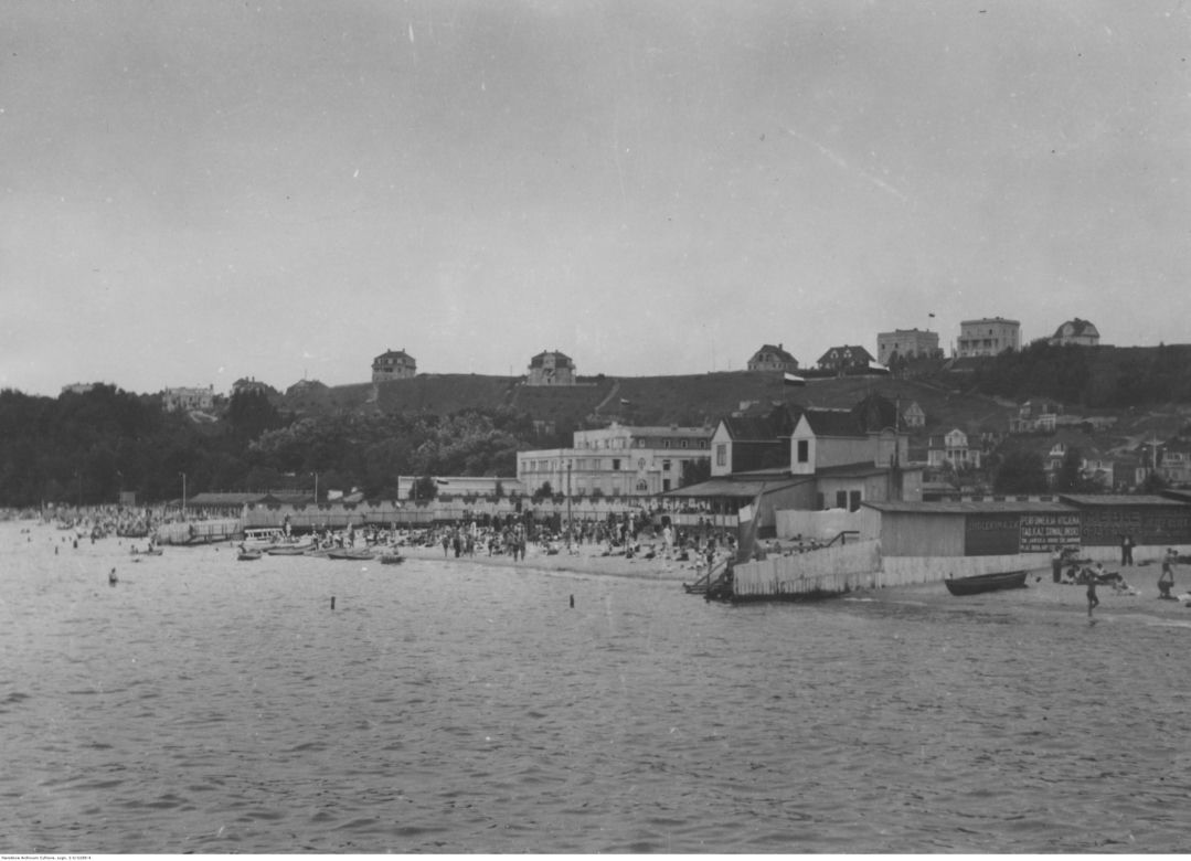 Plażowicze podczas wypoczynku. Widok na ośrodek wypoczynkowy. Zdjęcie z 1938 lub 1939 roku 