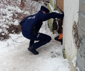 Policjantki nie wahały się ani chwili. Okryły mężczyznę kocem i umieściły w radiowozie, by mógł się ogrzać