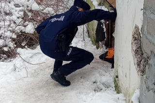 Policjantki nie wahały się ani chwili. Okryły mężczyznę kocem i umieściły w radiowozie, by mógł się ogrzać