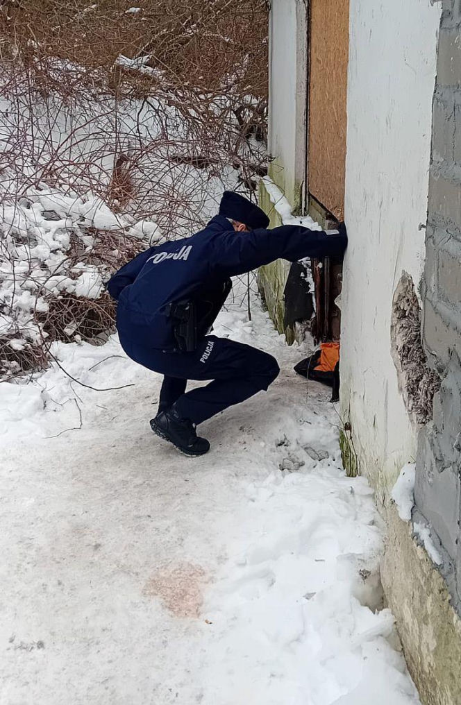 Policjantki nie wahały się ani chwili. Okryły mężczyznę kocem i umieściły w radiowozie, by mógł się ogrzać