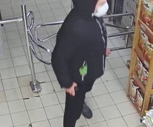 Okradł sklep w Dobrzejewicach koło Torunia. Rozpoznajesz go?