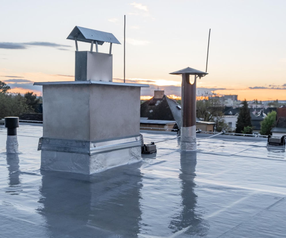 Izolacja dachu płaskiego: wymogi prawne, materiały, typowe błędy