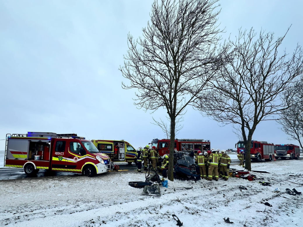 Fatalne warunki na drogach! Dwa auta wylądowały na dachu [ZDJĘCIA]