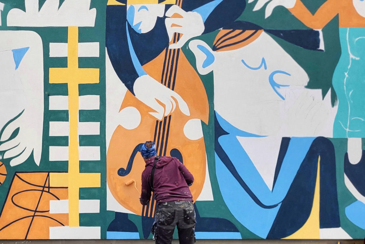 Na Ochocie pojawił się nowy mural. Zdobi ścianę powstającego Centrum Aktywności Międzypokoleniowej