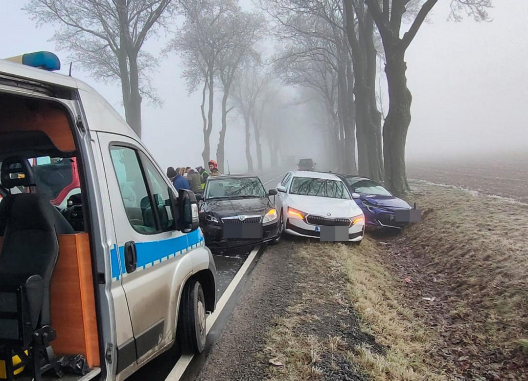 Karambol na drodze do Mławy. Fragmenty roztrzaskanych aut powpadały do rowów. „Na miejscu pracują służby”