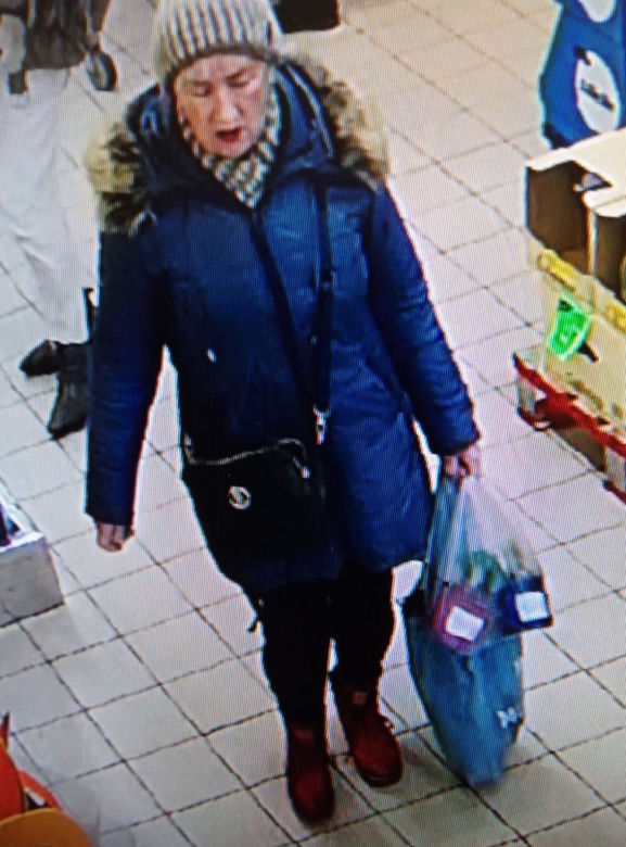 Skandaliczne zachowanie babci w supermarkecie. Przecierali oczy ze zdumienia
