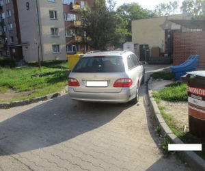 Nie chce im się czy nie potrafią? Tak parkują w Płocku bezmyślni kierowcy [ZDJĘCIA]
