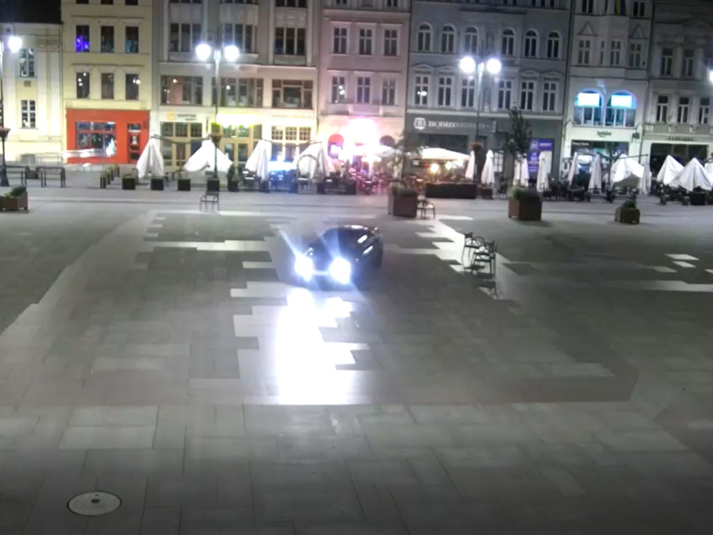 Nocny drift na Starym Rynku w Bydgoszczy. Kierowca zapłacił gigantyczny mandat
