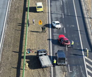 Groźny wypadek na S7. Sześć aut rozbitych, śmigłowiec LPR w akcji