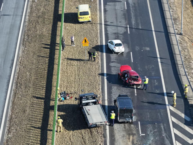 Groźny wypadek na S7. Sześć aut rozbitych, śmigłowiec LPR w akcji