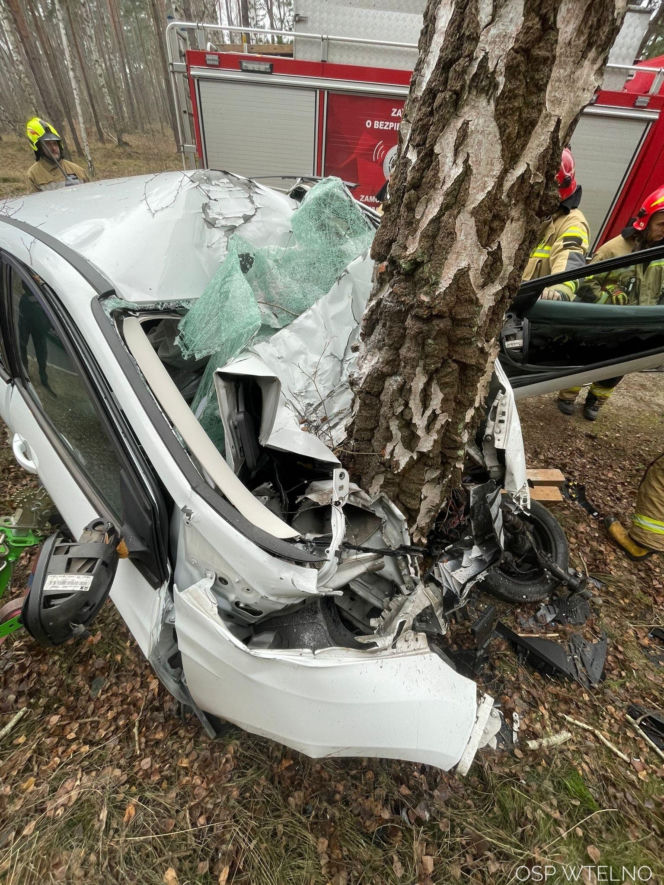 Groźny wypadek pod Bydgoszczą! Kierowca zakleszczony w aucie po uderzeniu w drzewo