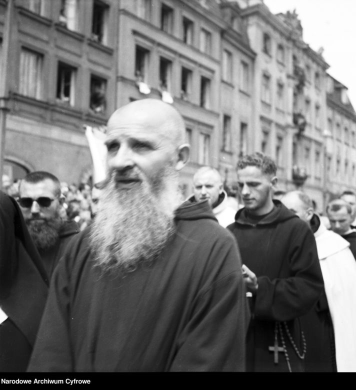 Uroczystość Bożego Ciała w Warszawie celebrowana przez Prymasa Polski kardynała Stefana Wyszyńskiego - 1957 rok