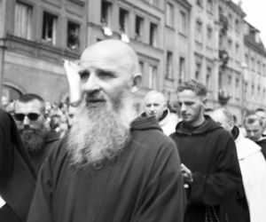 Uroczystość Bożego Ciała w Warszawie celebrowana przez Prymasa Polski kardynała Stefana Wyszyńskiego - 1957 rok