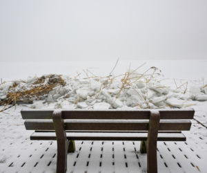 Promenada w Trzebieży zniszczona przez lód