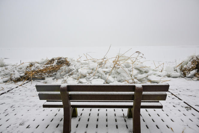 Promenada w Trzebieży zniszczona przez lód