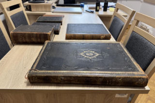 Warszawa: Policja odzyskuje skradzione żydowskie księgi. Znamy kulisy sprawy