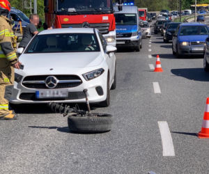 Dachowanie traficara w Warszawie. Ściął latarnię, która uderzyła w drugi pojazd
