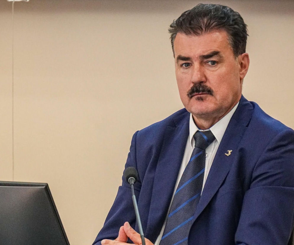 Wiesław Steinke przy stole obrad. O jego rezygnacji z mandatu radnego Konina przeczytasz na Eska2.
