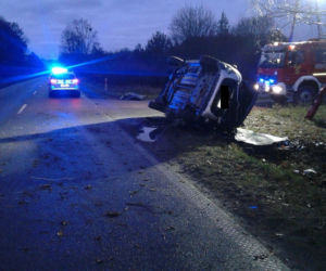 Tragiczne dachowanie niedaleko Paterka! Kierowca zginął na miejscu [ZDJĘCIA]