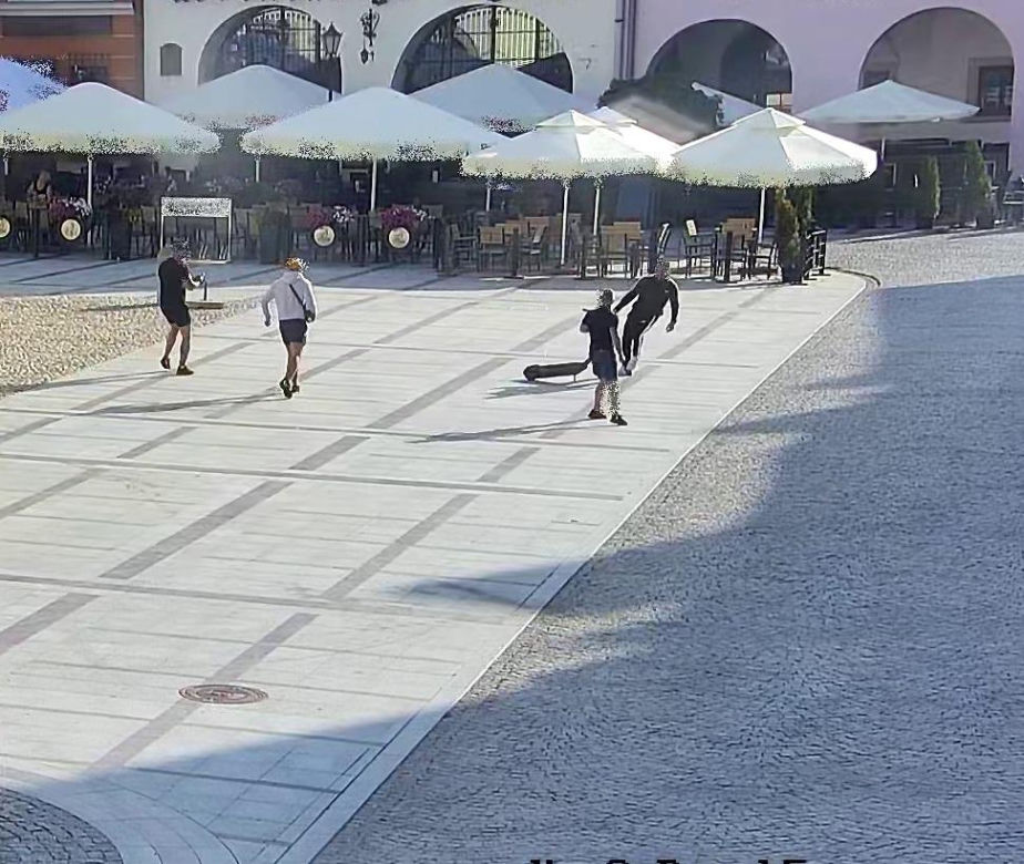 Walczyli krzesłami i hulajnogą na Rynku w Tarnowie. Policjanci szukali ich przez pół roku 