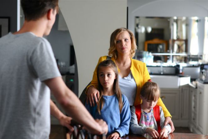 O mnie się nie martw odc. 1 Iga Małecka (Joanna Kulig), Helenka (Maja Kwaśny), Oliwka (Olivia Dąbrowska)