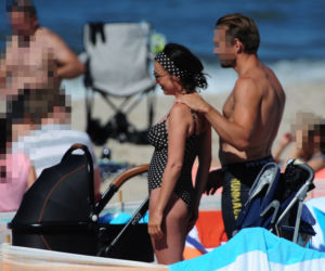 Katarzyna Glinka z rodziną na plaży w Kołobrzegu