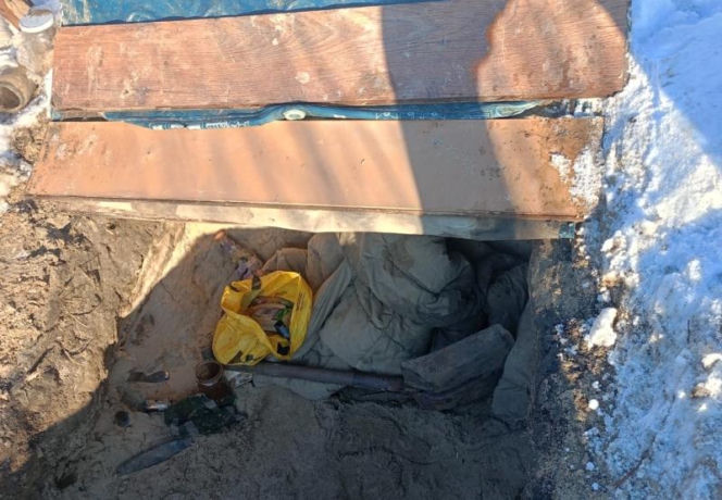 Jego "domem" jest dół wykopany nad Wisłą. 76-latek żyje tak już 15 lat!