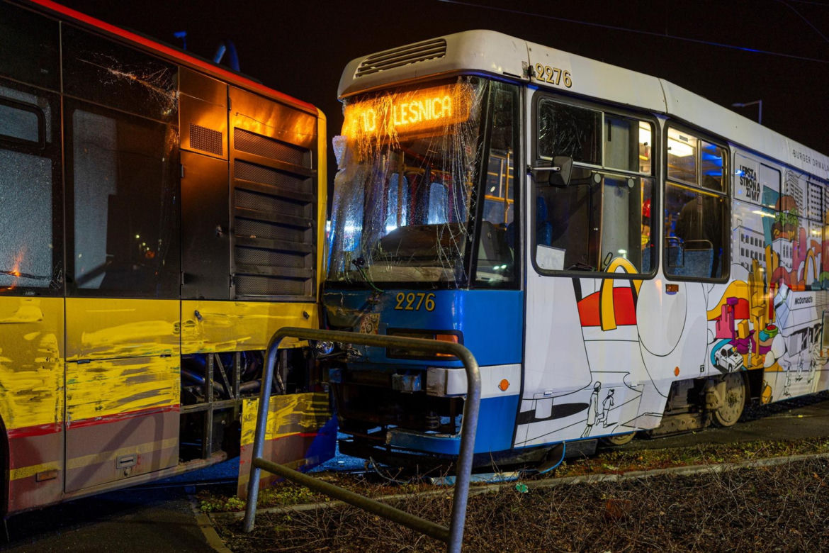 Zderzenie tramwaju linii 10 z autobusem 107 we Wrocławiu