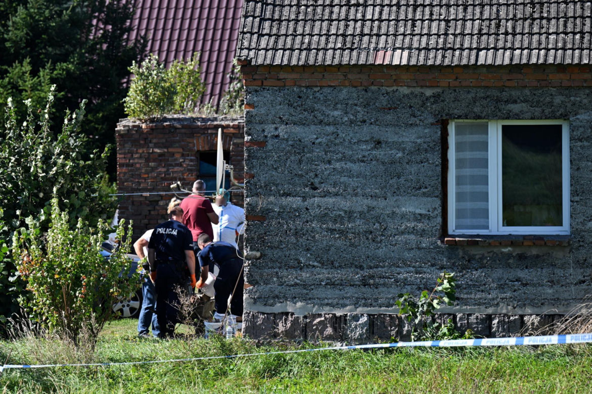 Zwłoki trzech noworodków zakopane w piwnicy. 20-latka matką, tatusiem dzieci jest jej 54-letni ojciec