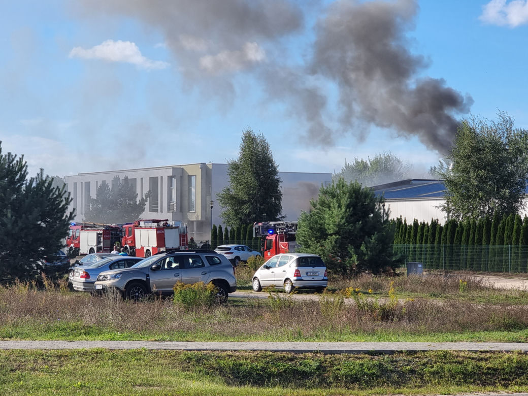Pożar lakierni w podbydgoskim Osielsku! Na miejscu kilka zastępów straży pożarnej [ZDJĘCIA]