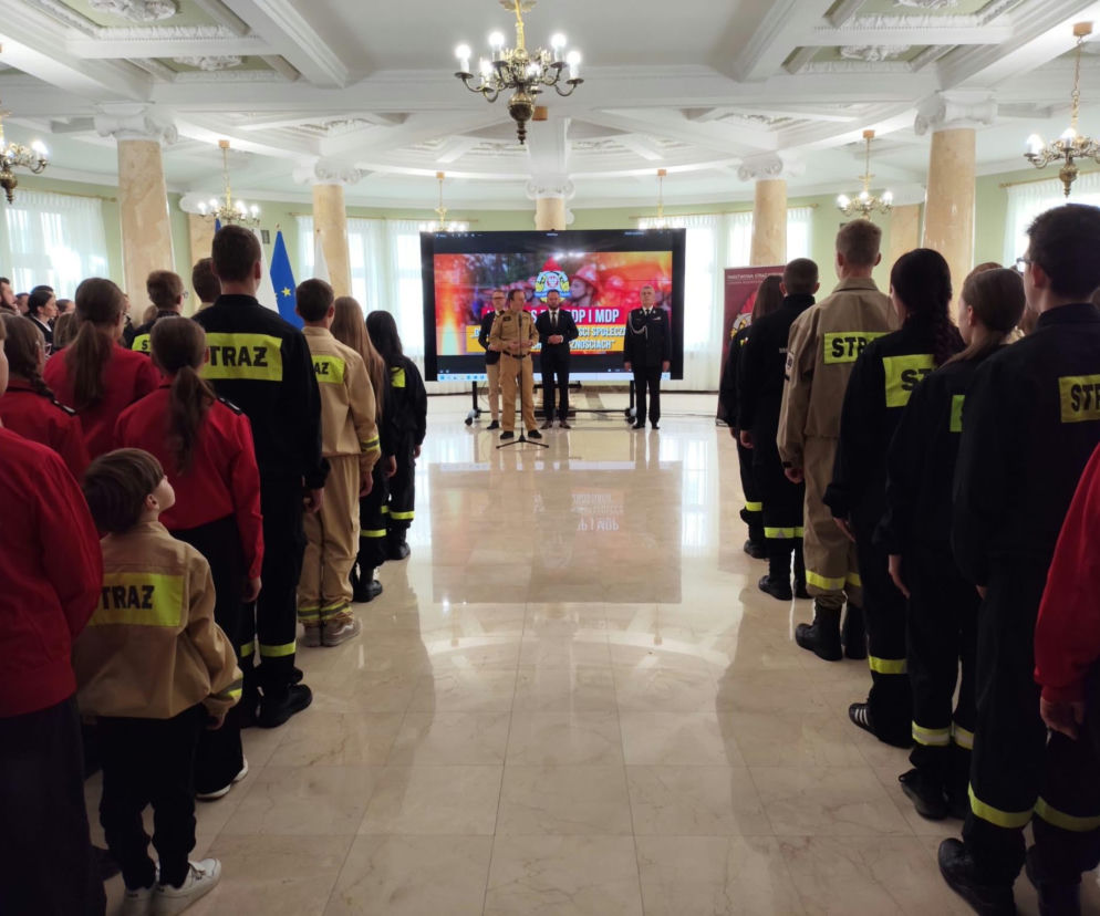 Młodzi strażacy w mundurach podczas gali w urzędzie. O nagrodach dla MDP na Lubelszczyźnie przeczytasz na Eska Lublin.
