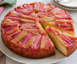 Odwrócone ciasto z rabarbarem – karmelizowany spód, który robi całą robotę (i zawsze wychodzi)