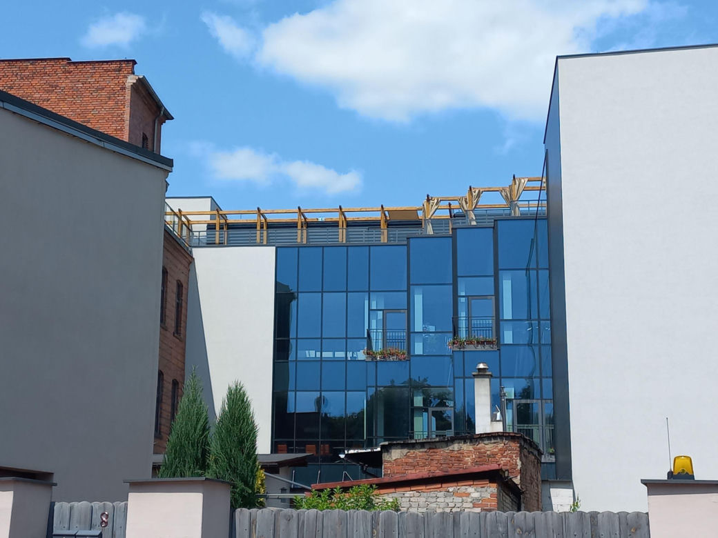 Ale miejsce! Letnia czytelnia na dachu biblioteki w Lesznie prawie gotowa