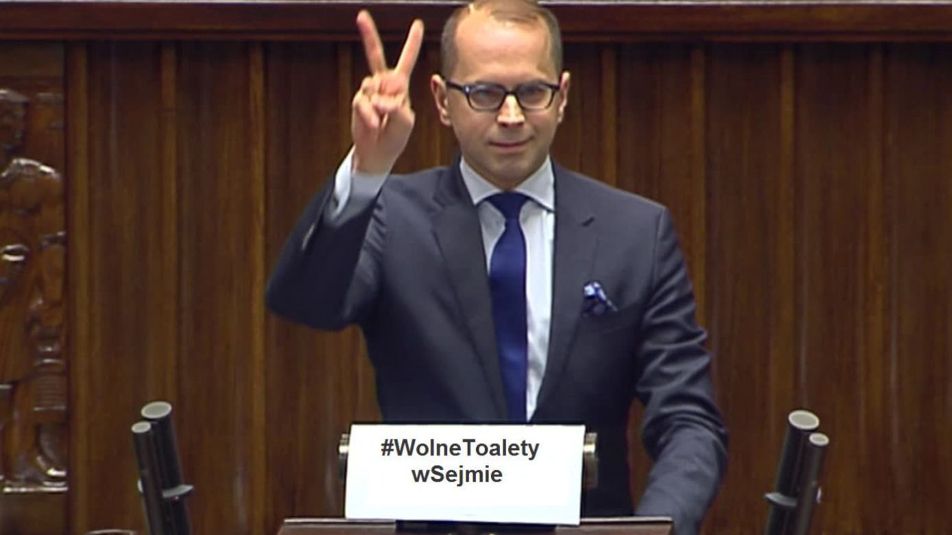 Afera toaletowa posła Szczerby - MEMY