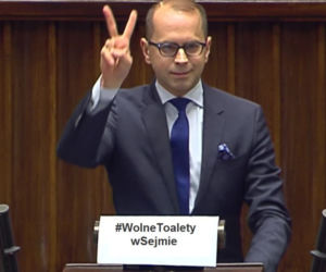 Afera toaletowa posła Szczerby - MEMY