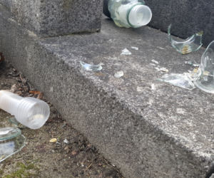 Silny wiatr narobił bałaganu na bydgoskich cmentarzach
