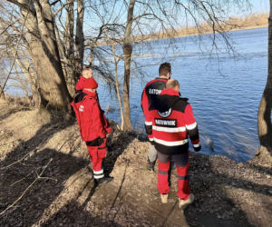 Ciało zostało wyłowione z rzeki, a śledczy próbują teraz ustalić, kim był zmarły i jak znalazł się w wodzie