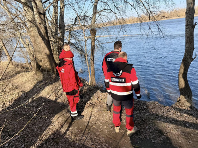 Ciało zostało wyłowione z rzeki, a śledczy próbują teraz ustalić, kim był zmarły i jak znalazł się w wodzie