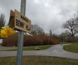 Rondo Benny Hilla? Tajemnicza tabliczka zawisła w weekend na Polu Mokotowskim