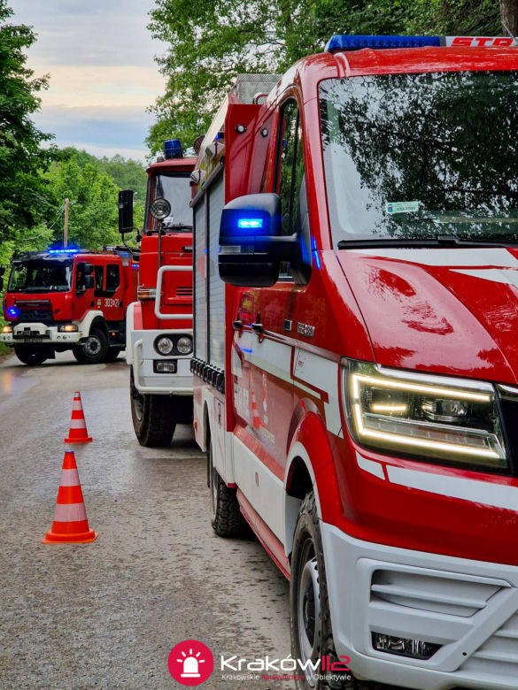 Dachowanie osobówki pod Krakowem. Matka spieszyła się do lekarza z malutkim synkiem