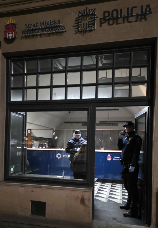 Kobieta pobita i spryskana gazem na rynku w Krakowie. Miała rozerwane ucho