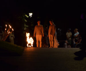 Pokaz fireshow w wykonaniu tancerzy i tancerek Teatru Ognia „Mantra” z Makowa Mazowieckiego