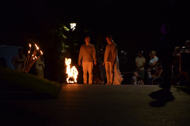 Pokaz fireshow w wykonaniu tancerzy i tancerek Teatru Ognia „Mantra” z Makowa Mazowieckiego